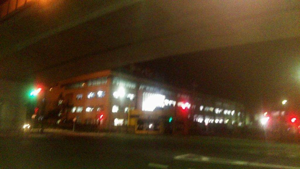 深夜のパン工場。建物の中だけに明かりが灯っている。