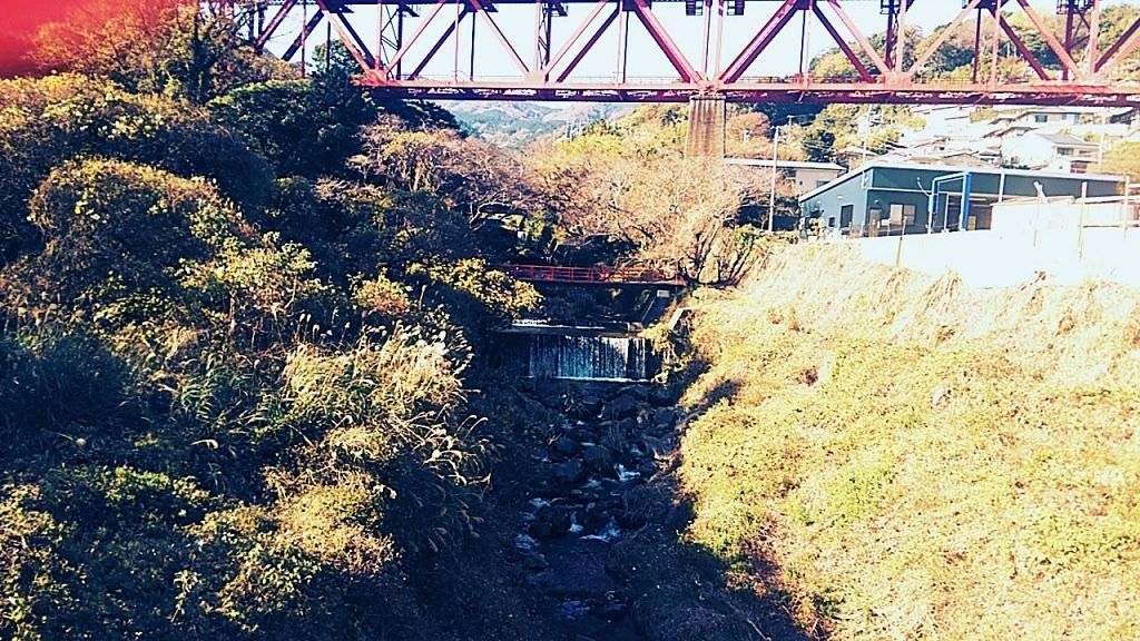 山あいの谷にかかる赤い鉄橋。