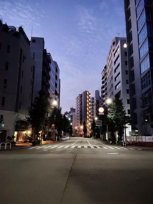 午前五時の人形町。誰もいない交差点の空が青くなりはじめている。
