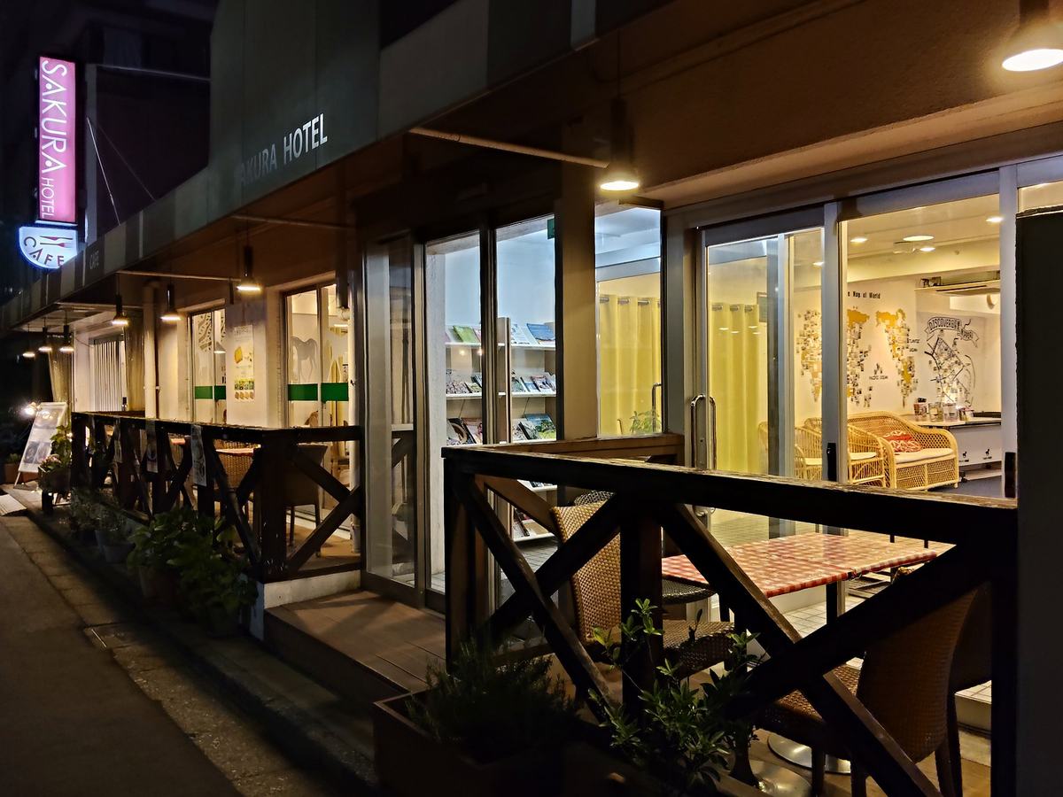 サクラカフェ入口脇のテラス席。深夜でも席に人の気配がある。