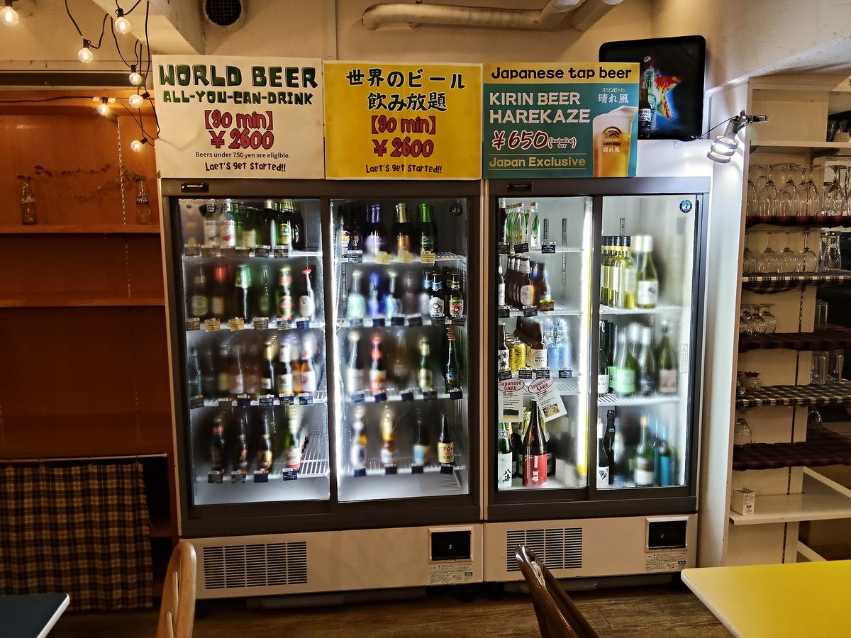 世界のビールが詰まった冷蔵庫。90分飲み放題の貼り紙が出ている。