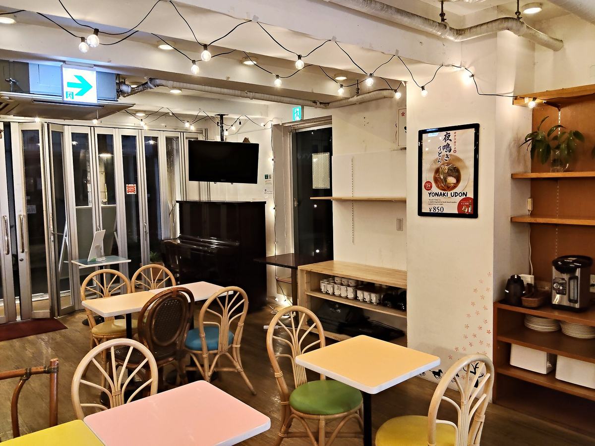 壁に貼られた夜鳴きうどん850円のポスター。