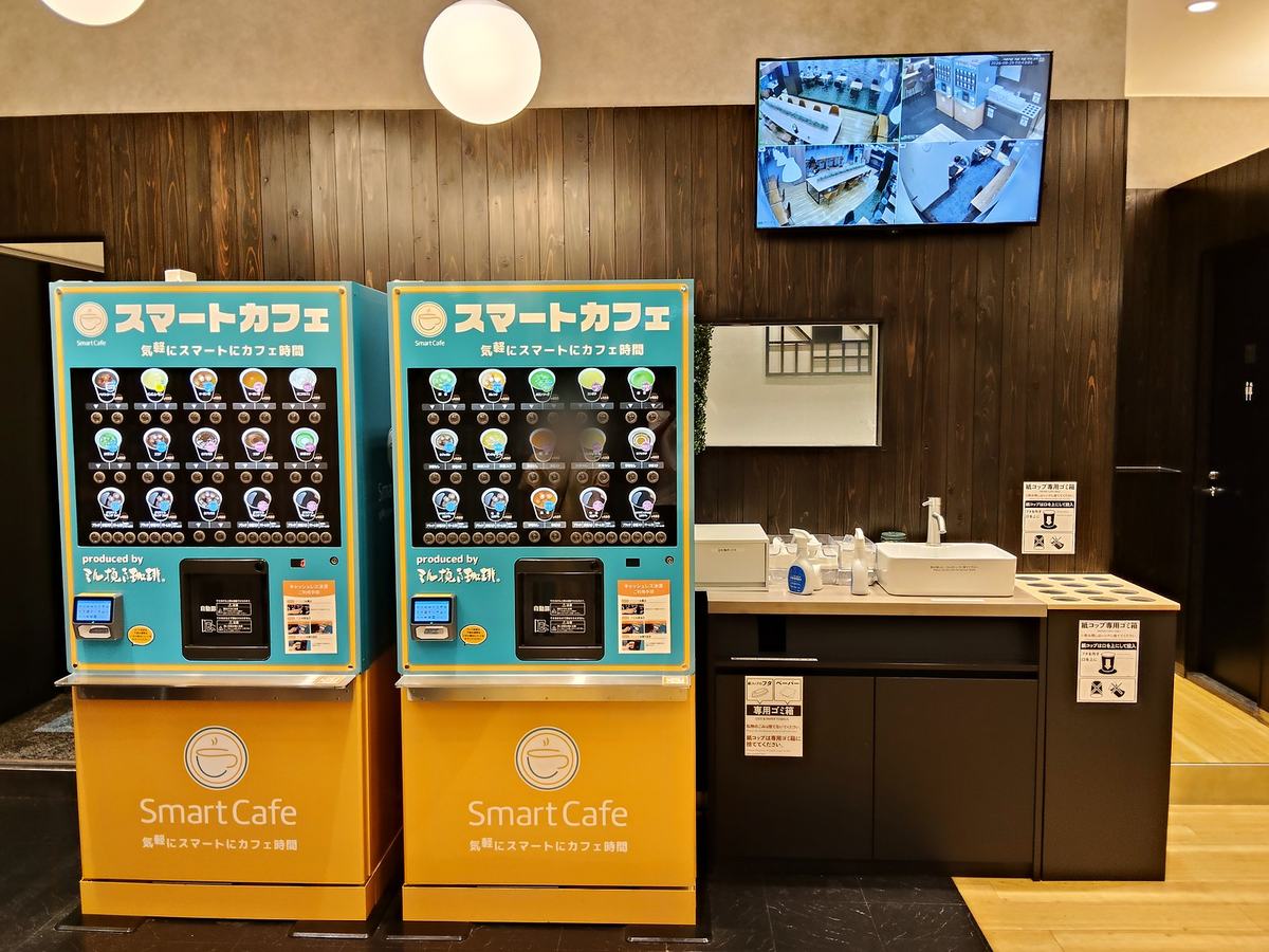スマートカフェ入口のドリンク自販機。ここで1杯買えば席に座れる。
