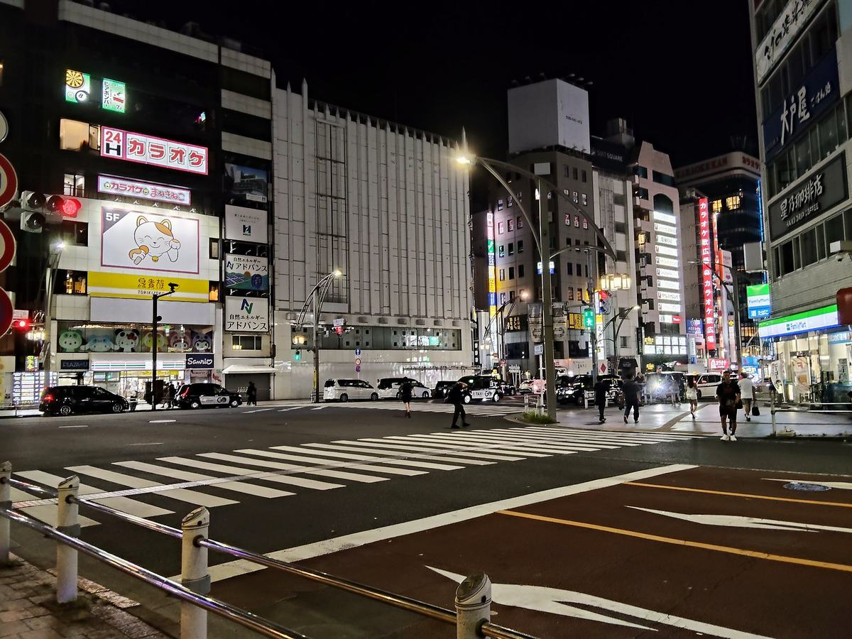 深夜1時14分の上野駅前交差点。カラオケ店の看板が煌々と光り、まだ人影がある。