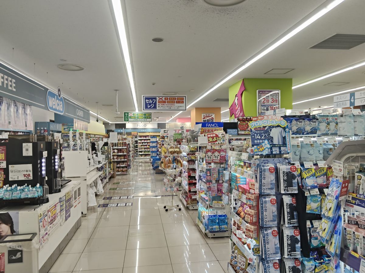 ウエルシアの店内。広い通路の両側に商品が並ぶ