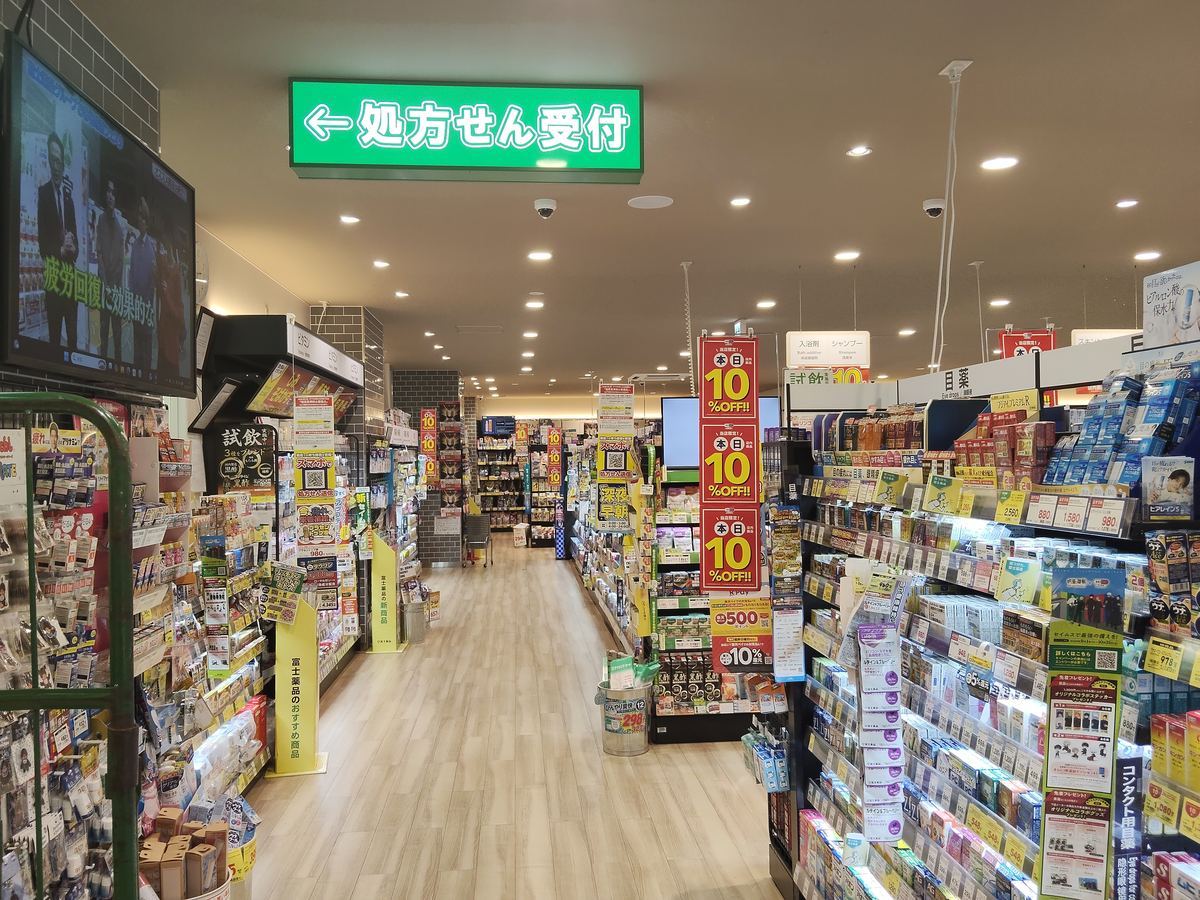 セイムスの店内。木目の床と広い通路
