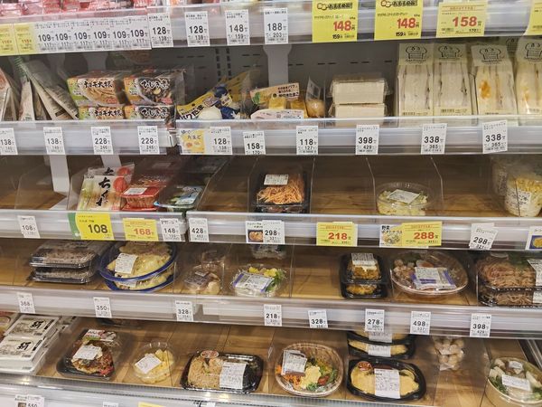 セイムスの冷蔵ケースに並ぶ弁当と惣菜。