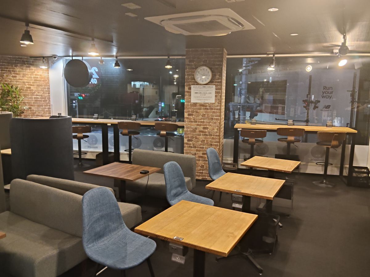 アクセアカフェの店内。机と椅子が並ぶ