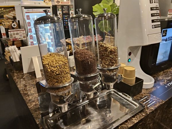 アクセアカフェのナッツとシリアル二種のディスペンサー。