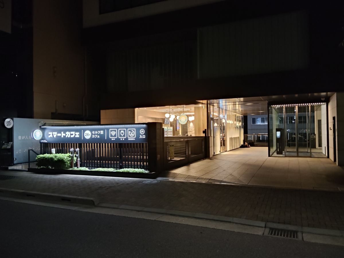 スマートカフェ秋葉原の入口。暗いビルの奥だけが明るい