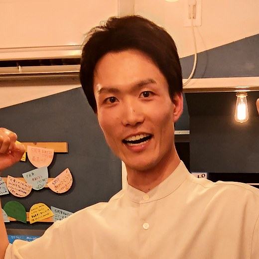 ベージュのシャツでガッツポーズをするユートくん。