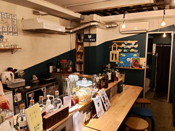 PORTOの店内。木のカウンターに瓶やポップコーンの壜が並ぶ。