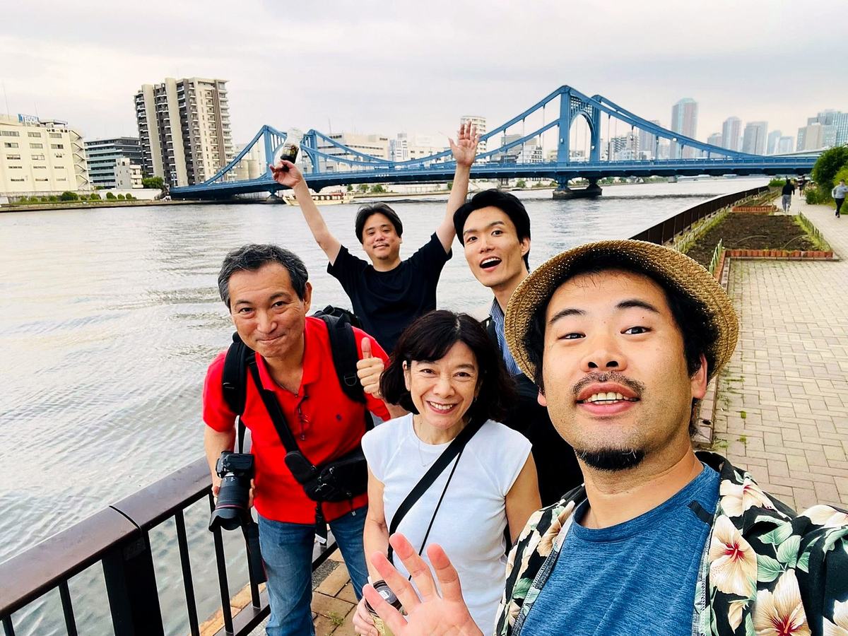 清洲橋を背にした五人の自撮り。全員笑顔。