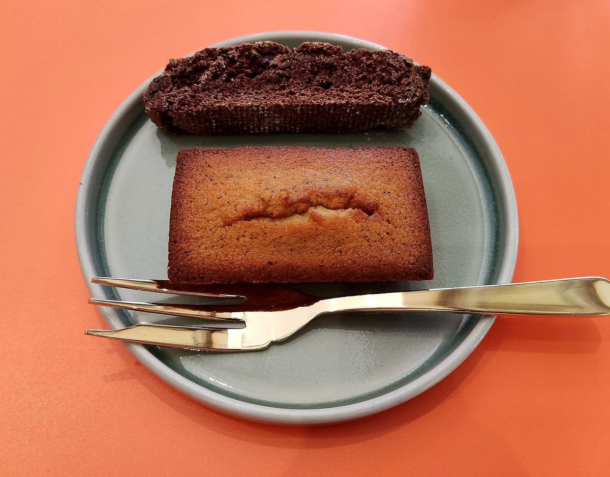 フィナンシェとチョコレートビスコッティの皿。
