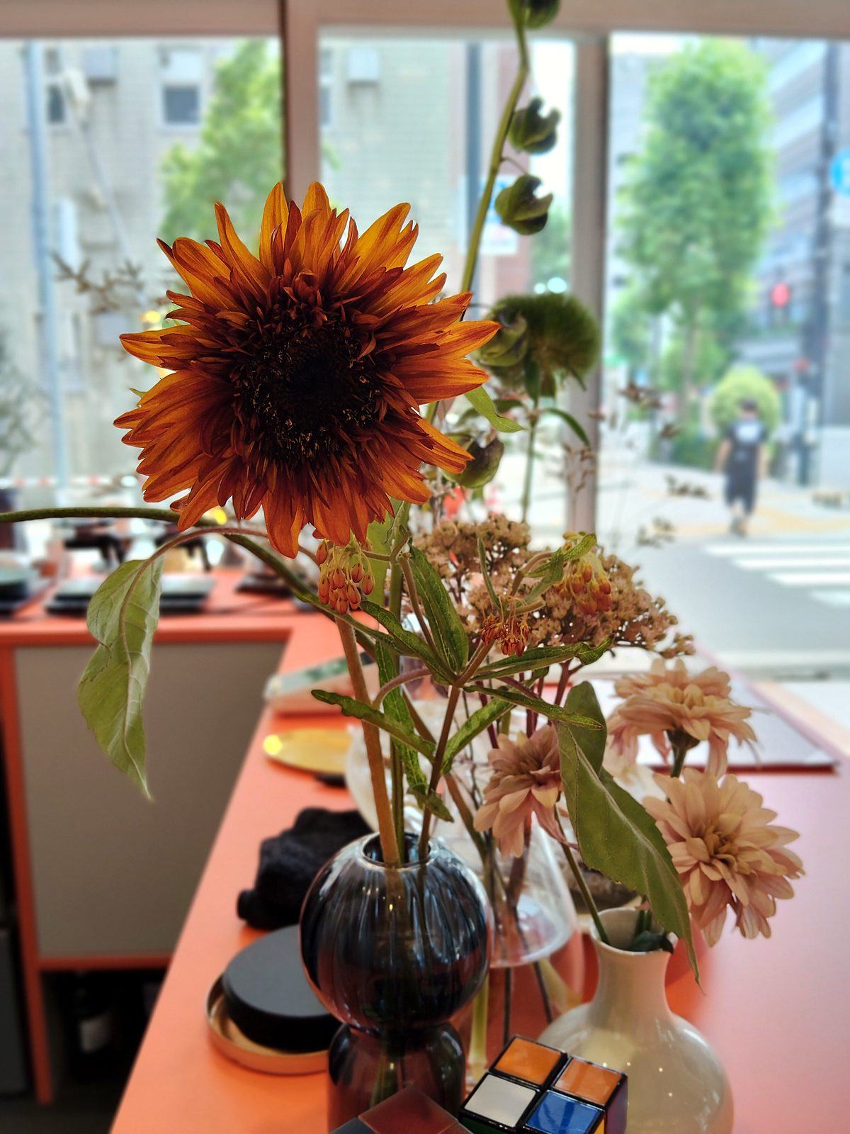 ひまわりの生けられた花瓶。