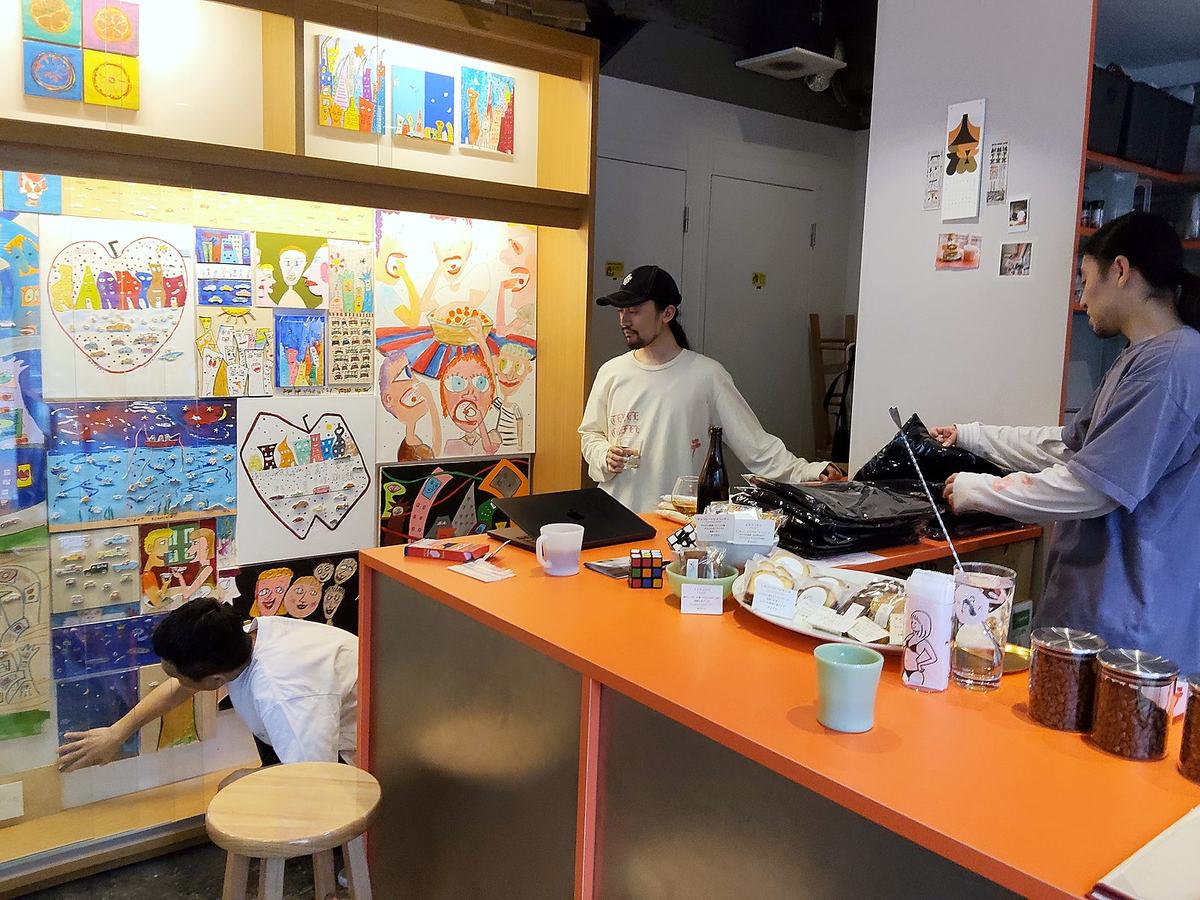 ギャラリーの絵を眺める人々。