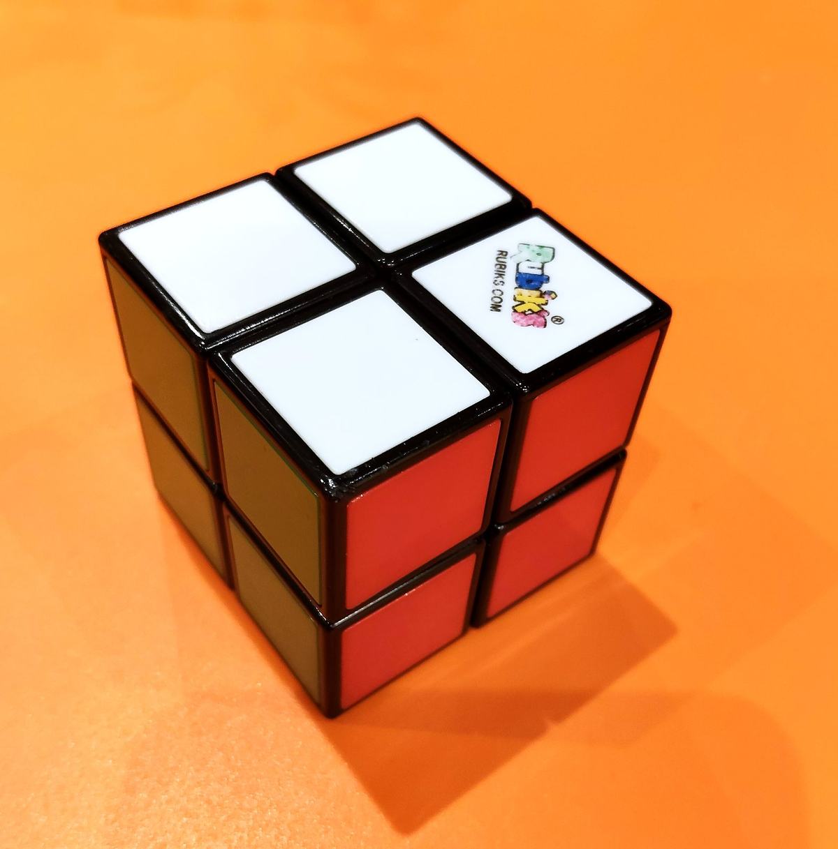 オレンジのカウンターの上のルービックキューブ。
