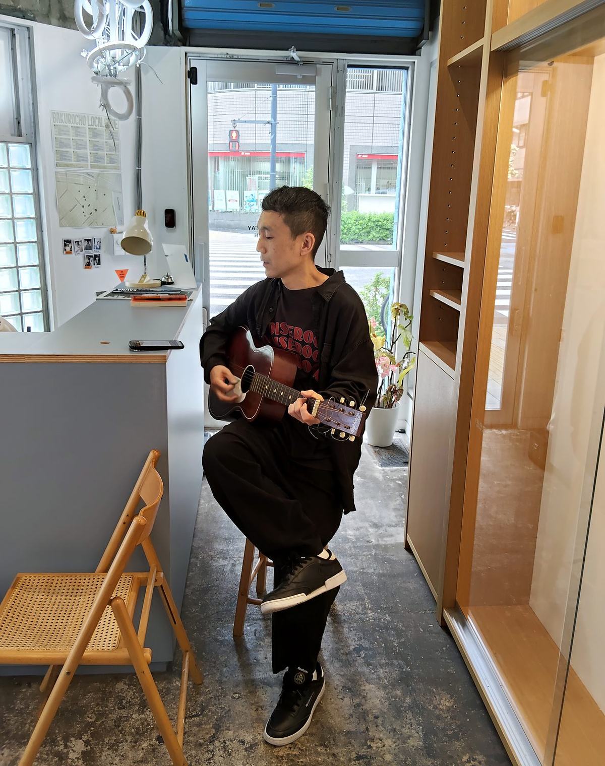 ギターを弾くシムラさん。
