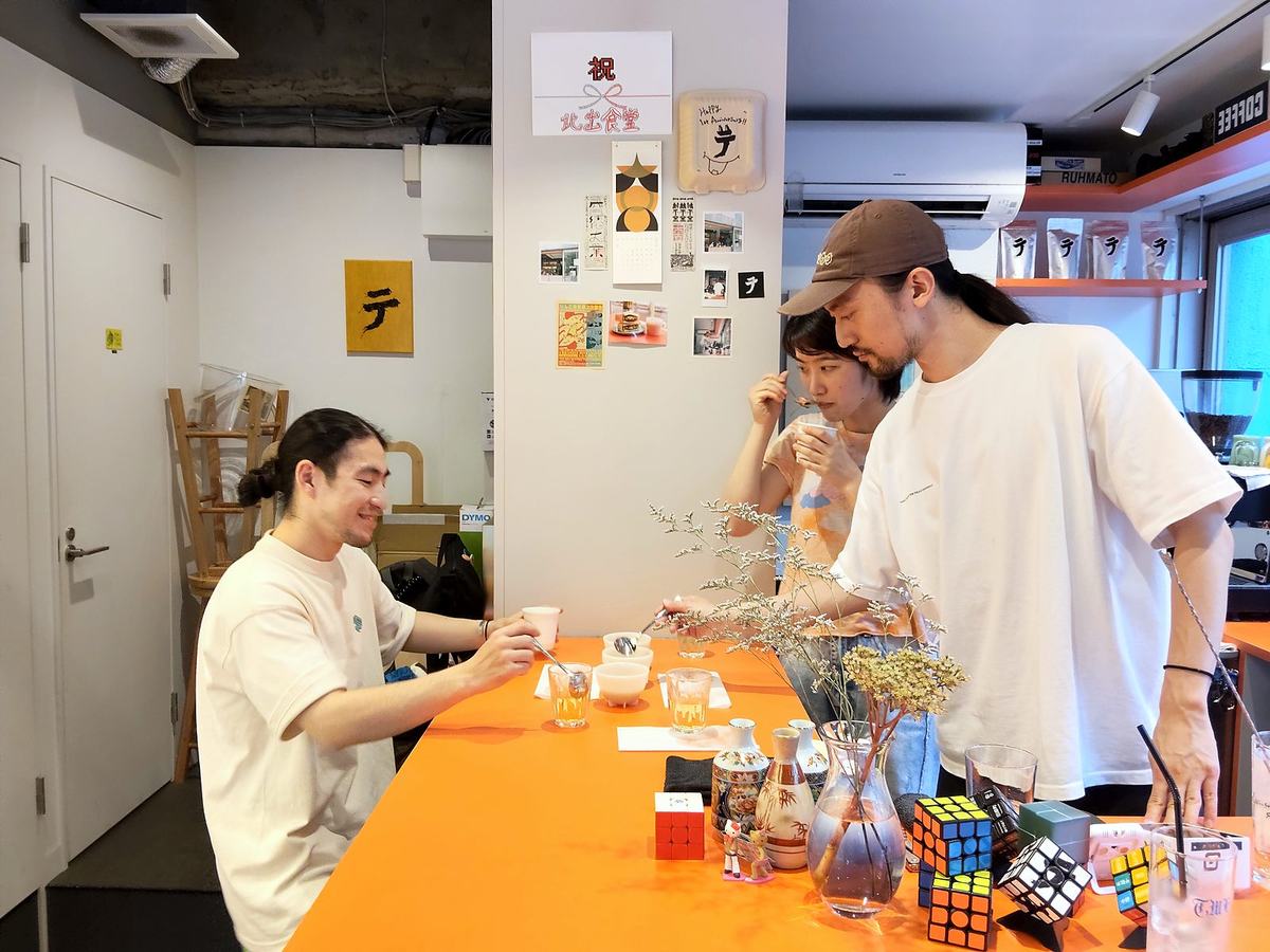 カウンターに集まるスタッフと常連。