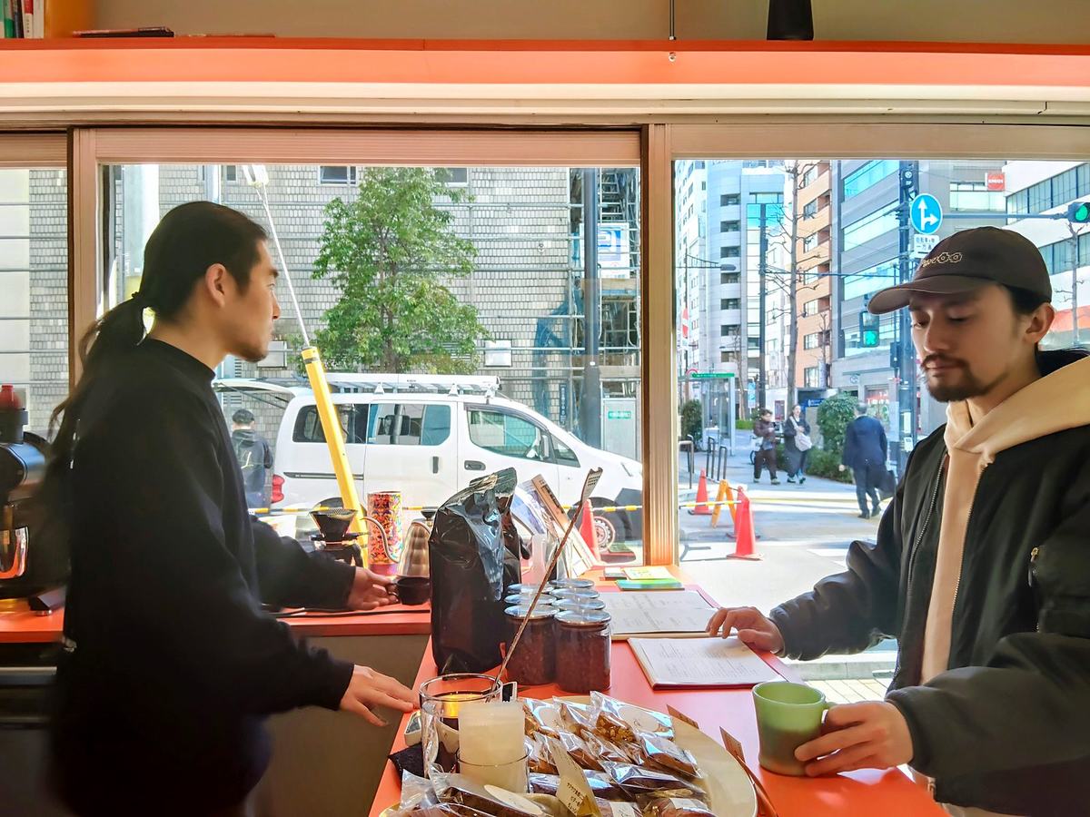 窓越しに見えるヒロさんとテツさん。
