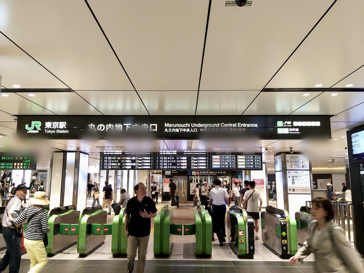 東京駅の丸の内地下中央口。明るい地下の改札前コンコース。
