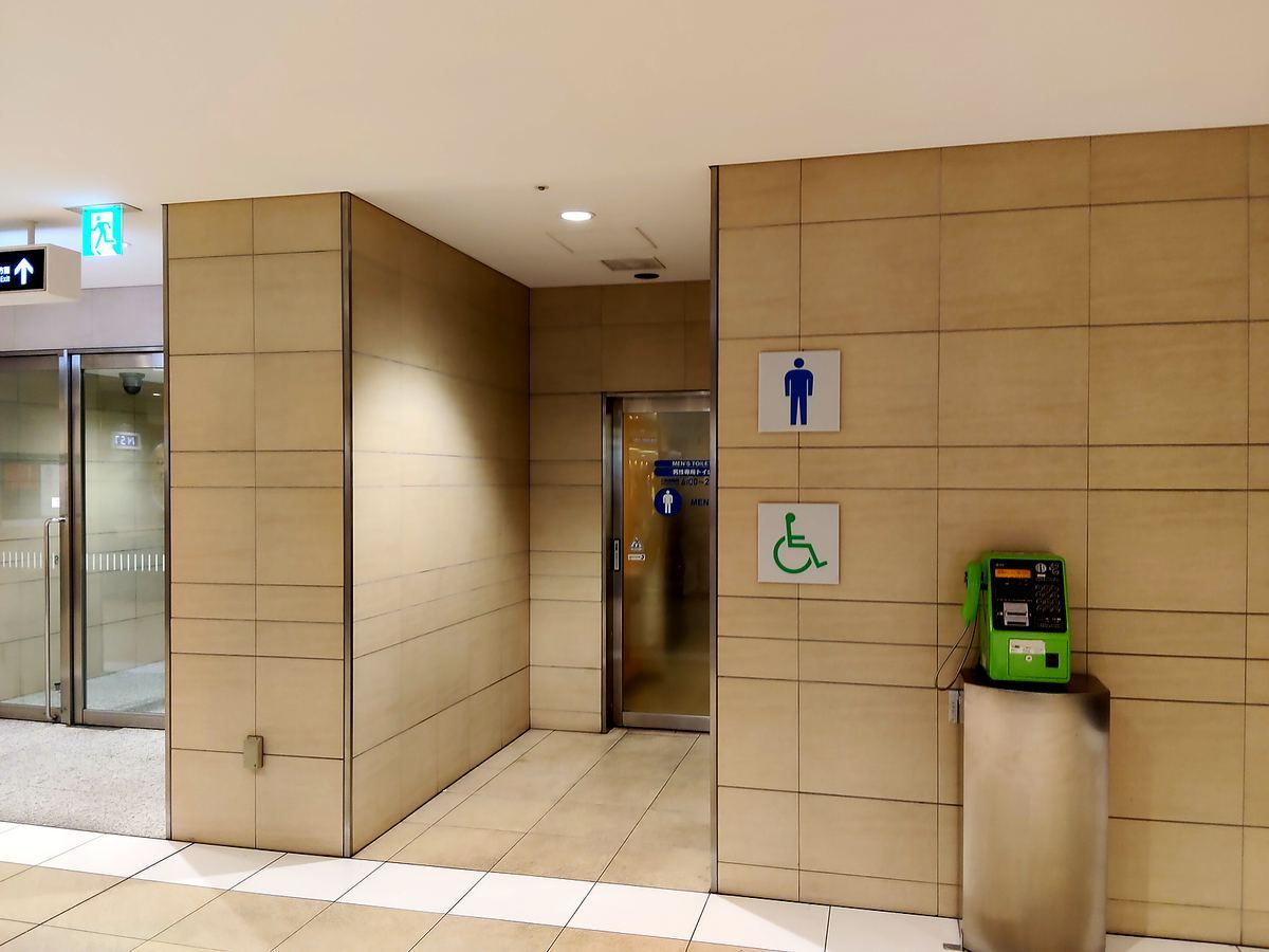 地下街のトイレの入口。明るくて清潔。