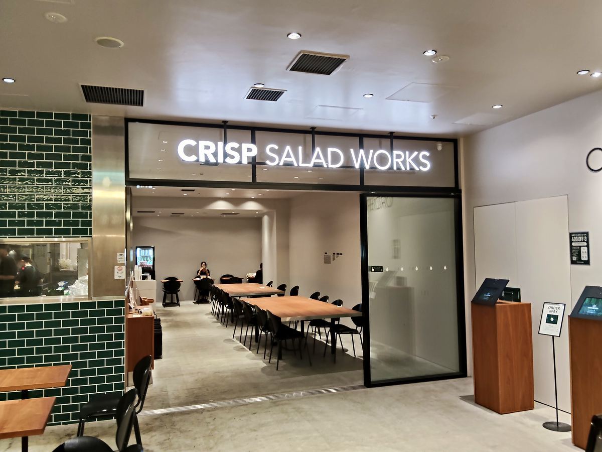 CRISP SALAD WORKSの店先。