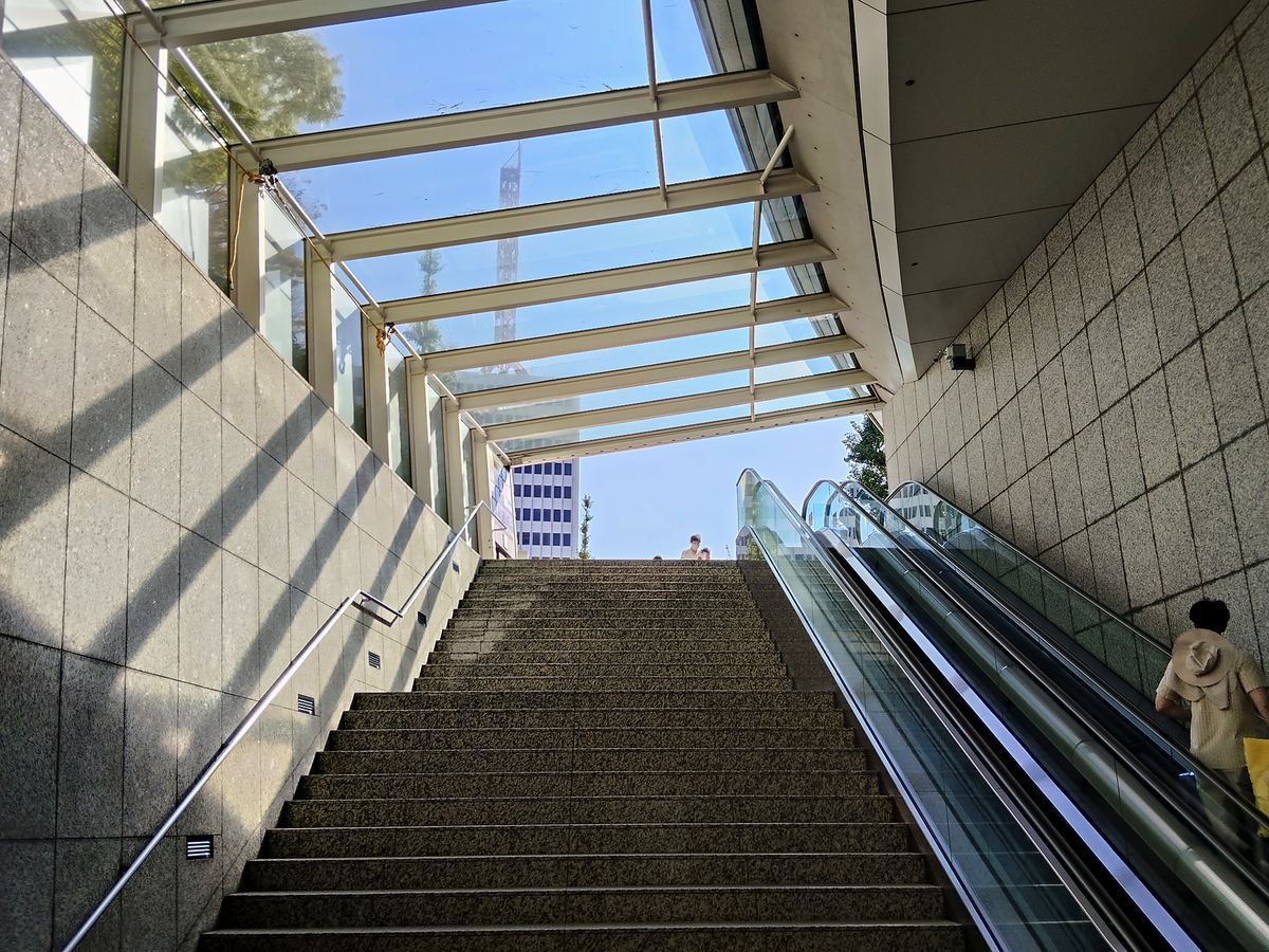 ガラスの天井越しに空が見える通路。一周で唯一、外の光が入る場所。