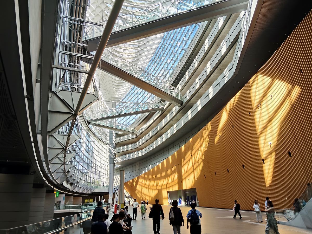 東京国際フォーラムのガラス棟。船の底のような天井が広がる。