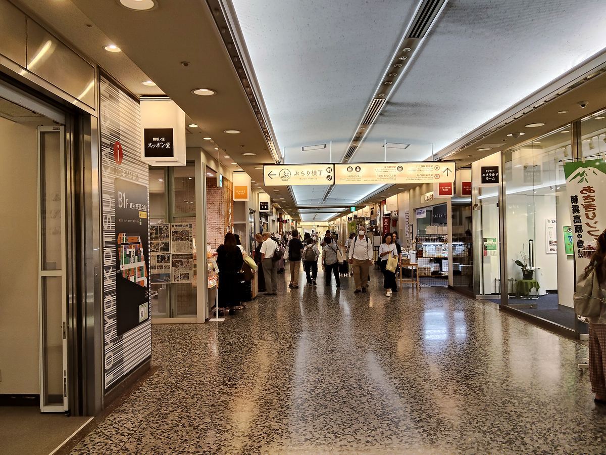 東京交通会館の地下通路。両側に店が並び、奥までまっすぐ続いている。