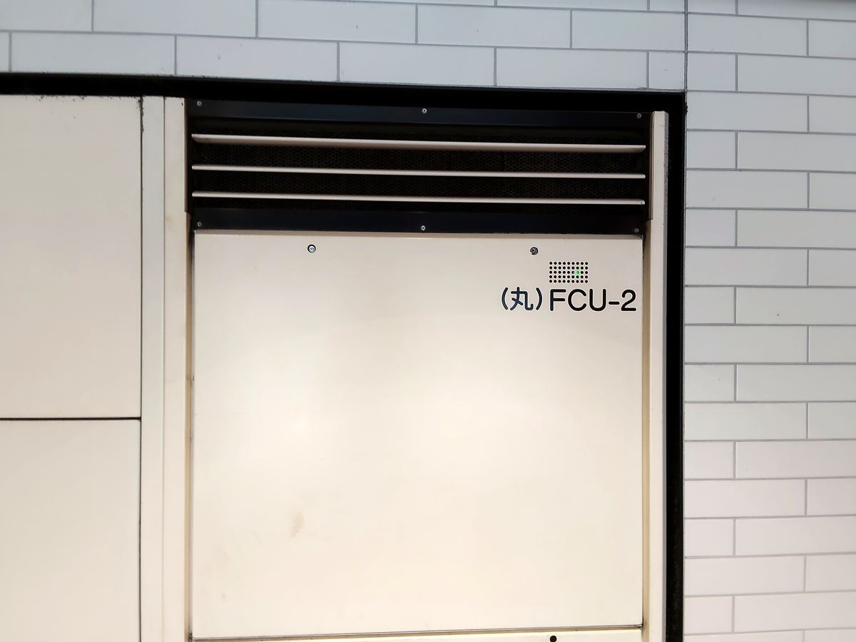 地下通路の壁に設置されたクーラー。