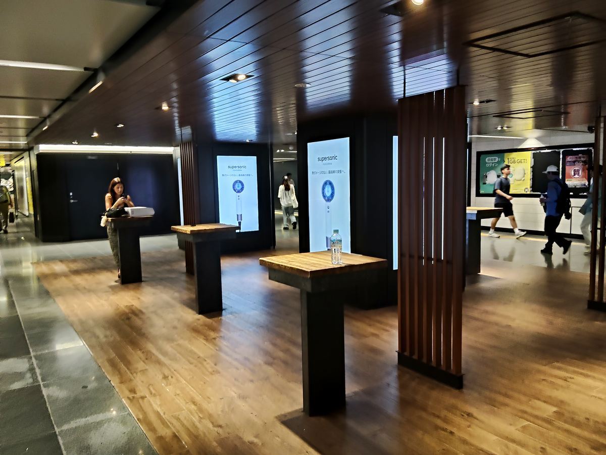 銀座駅の立って作業できるスタンディングスペース。