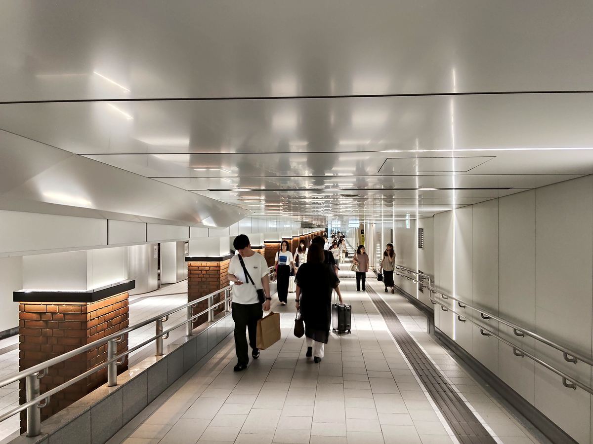 東銀座へ続く長い地下通路。左右の壁が奥へまっすぐ収束していく。