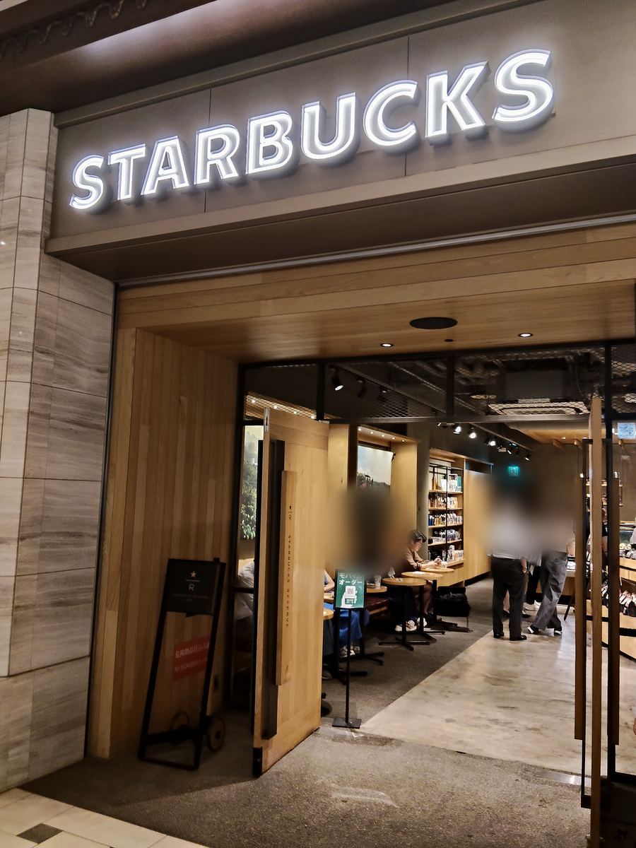 ミッドタウン日比谷のスターバックスの店内。