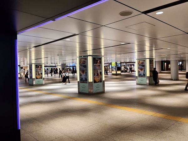ぐるりと回って戻ってきた東京駅の地下広場。柱の広告灯が明るい。